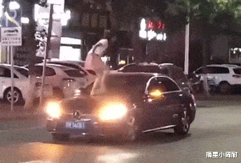 小伙骗41岁漂亮阿姨千里来约会，网友神评论：你千万不能伤害他！哈哈哈