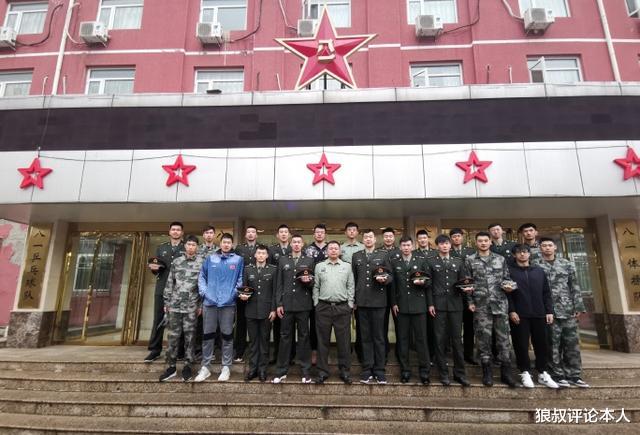 德约|八一男篮解散后！付豪脱胎换骨，队长无视骂名，浪潮退去谁在裸泳