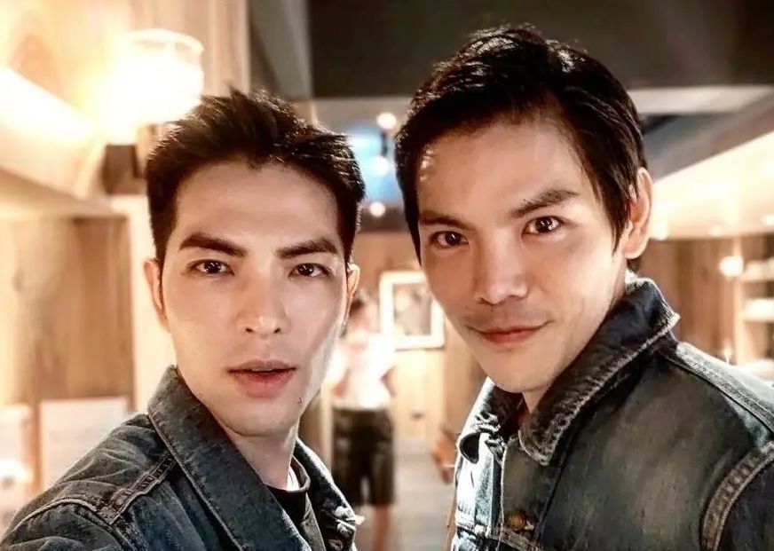 萧敬腾|向华强夫妇与萧敬腾聚会，萧敬腾卖力为干爹演唱，近照酷似向佐