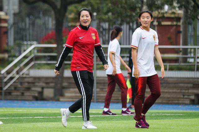 中国女足|0-2！巩汉林2连败！第2个“假签名”诞生，42岁中国女足名宿打假