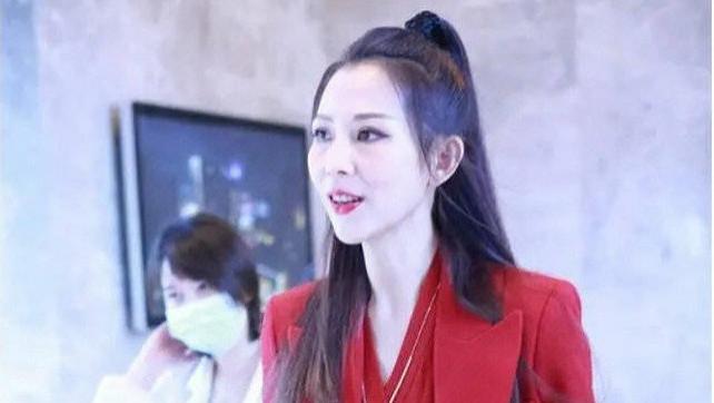 卷发 “蔡少芬”不愧是港姐出身，穿红色西装配高马尾，气场不输超模