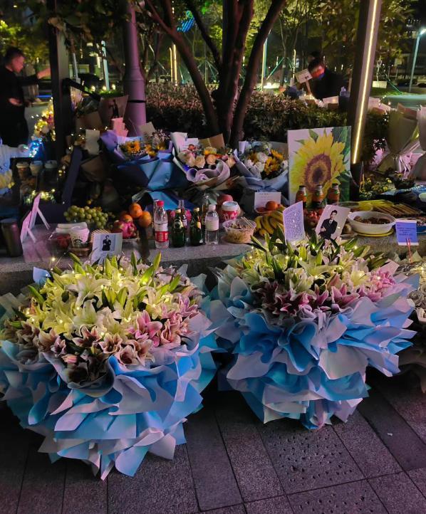 高以翔|高以翔逝世三周年，出事地摆满鲜花，粉丝以其名为大学捐赠AED