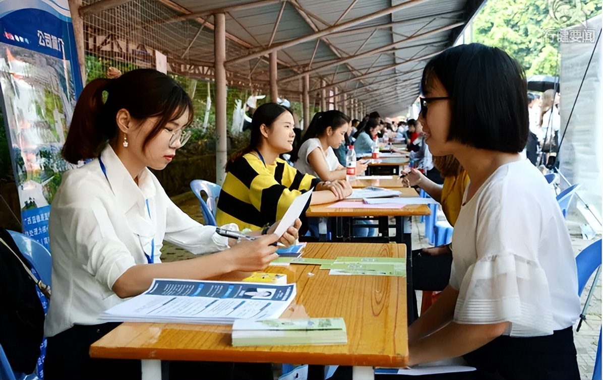 西装|00后整顿职场风气，女孩面试全程狂怼HR，见招拆招不留一点面子