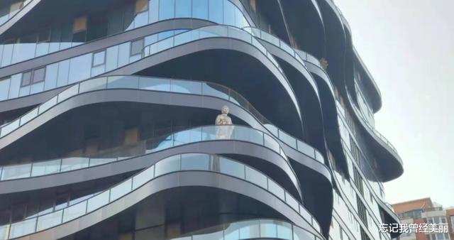 挑战自我|王菲豪宅摆2米高金佛像,却不住人,遭吐槽:这是做贼心虚了吗?