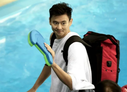 宁泽涛|宁泽涛喜迎新岗位！亮相海南转行到高尔夫，多次拒绝进娱乐圈捞金