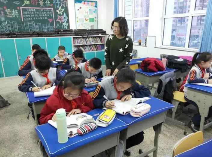 漫画|小学生漫画火了，“女生为啥不能光上半身”？最后还不忘调侃妈妈