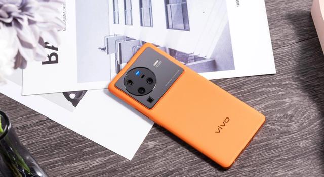 512G接近7000,IP68防水、双芯加持,vivoX80Pro有何独特之处?