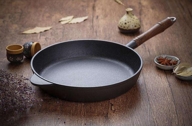 不锈钢锅里外都是“脏东西”？教你几招，不用钢丝球，旧锅变新锅