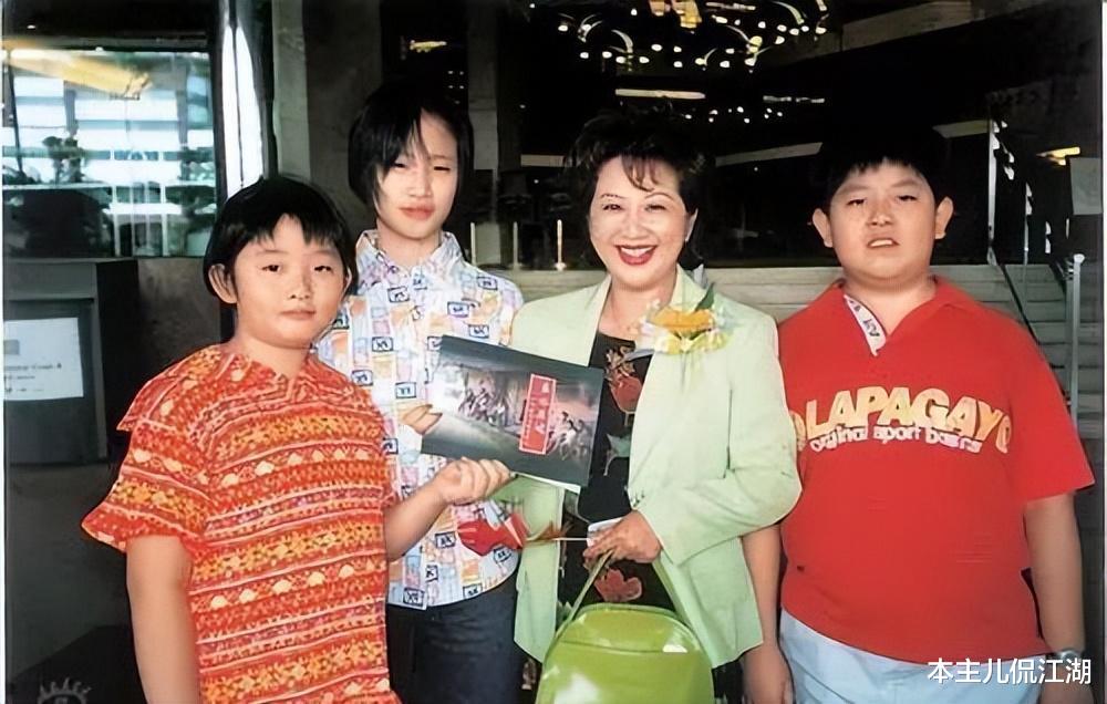 |薛家燕：被婆婆赶出家门，独自养大3个孩子，和小17岁男友只恋爱不结婚