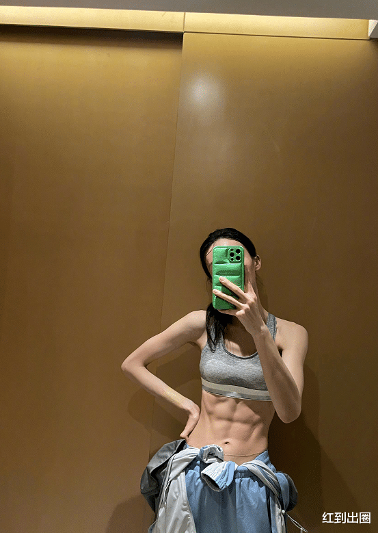 |31岁金晨拍广告瘦成纸片人！穿紧身裙曲线突出，一双长腿又白又细