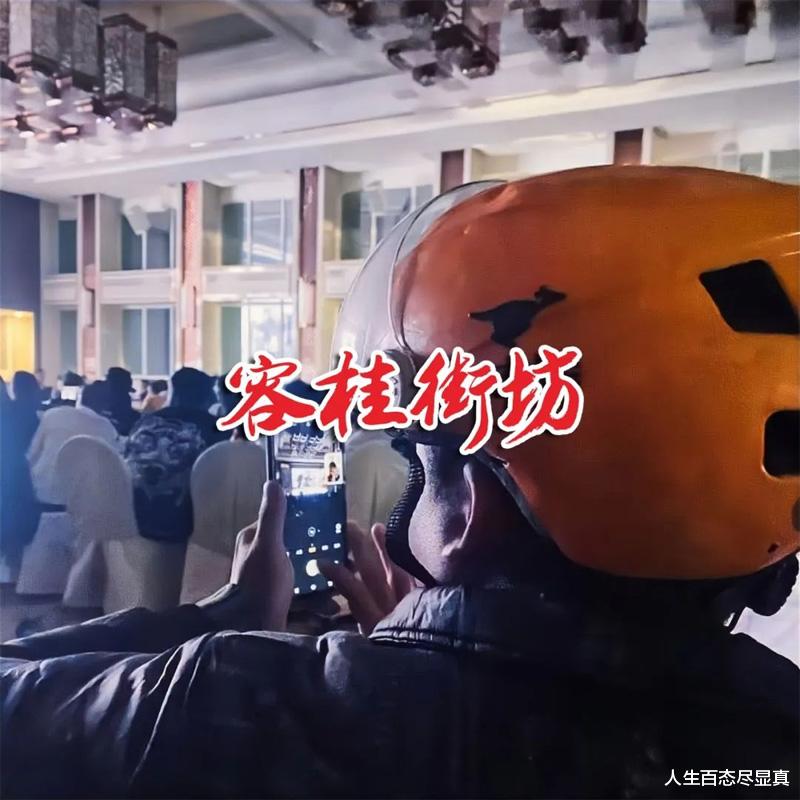 广东:外卖小哥代客吃席,尴尬得让人心疼,被人灌汤时脸都绿了
