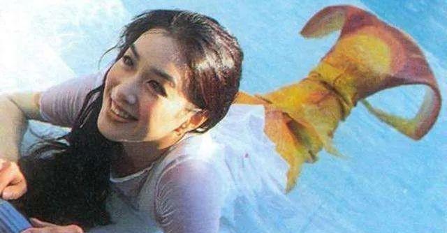 钟丽缇|50岁钟丽缇短裙网袜，性感火辣，为何这个3婚3孩妈妈能这么潇洒？