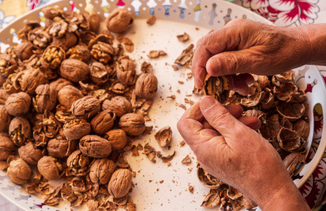 |每天坚持吃核桃,到底是升血脂还是降血脂?血脂高的人早点搞清楚