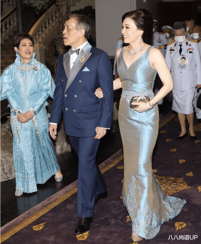 苏提达 苏提达盛装去听音乐会，刘海烫个卷儿时髦又洋气，气质堪比女明星