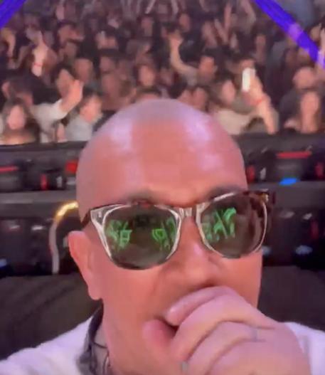 具俊晔|具俊晔国外参加婚礼，西装革履帅出“新高度”，网友：get到了