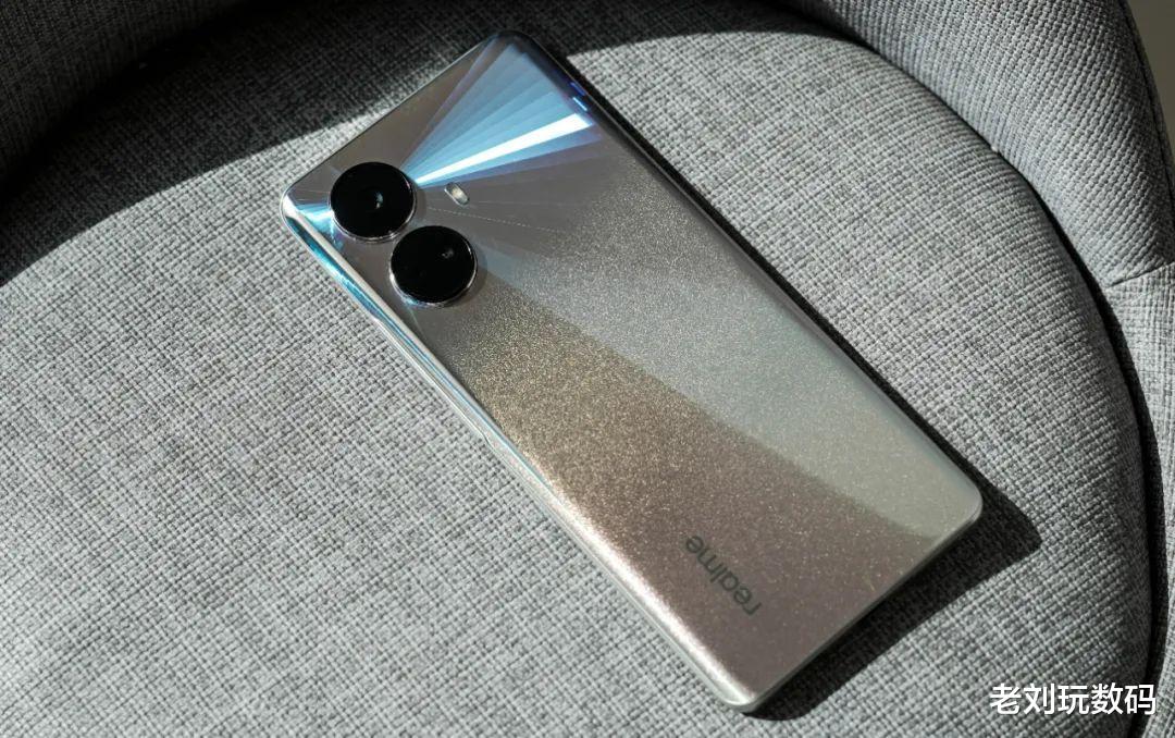 |轻薄+护眼+适合女生，一款口碑极好的真我手机