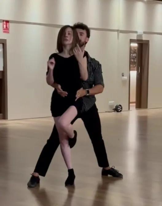 王琳|52岁王琳与外国男贴身热舞,穿紧身裙大秀好身材,状态极佳似少女