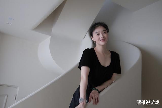 蒋欣|39岁蒋欣近照瘦出新高度，巴掌脸天鹅颈超优越