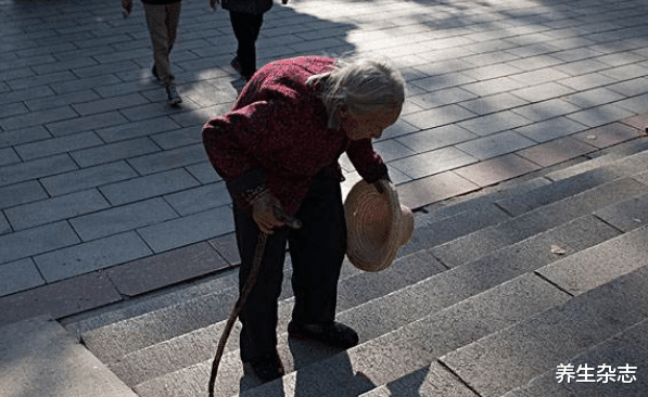骨质疏松|腰背出现3“异状”，无论男女，多半骨头早已“窟窟窿窿”，趁早检查骨密度