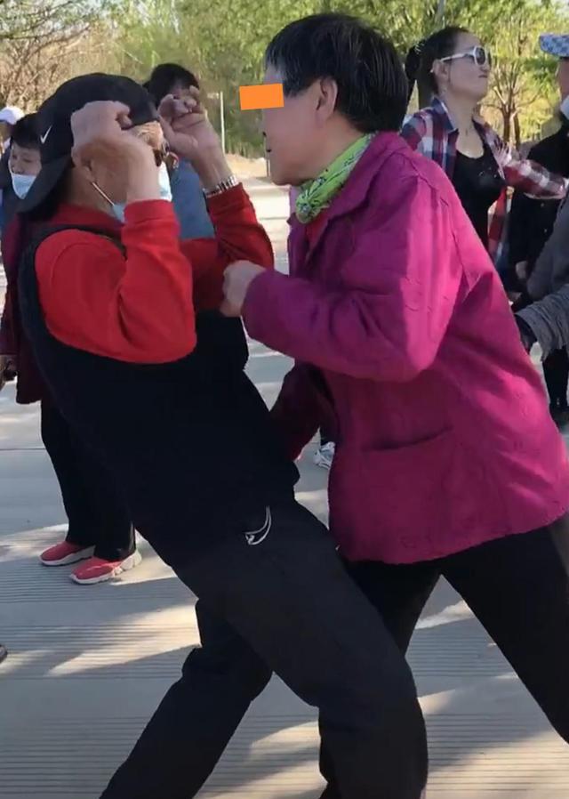 公园里,大爷和大妈热情地跳广场舞,引发网友热议