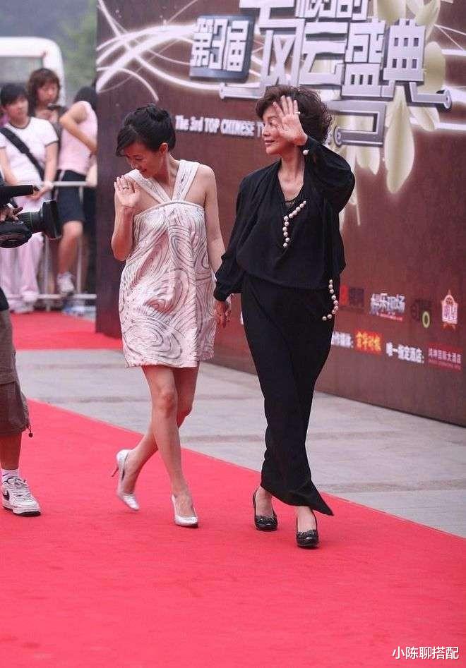 运动 78岁归亚蕾依旧很美，“海浪卷短发+花素搭配”，从容老去很优雅