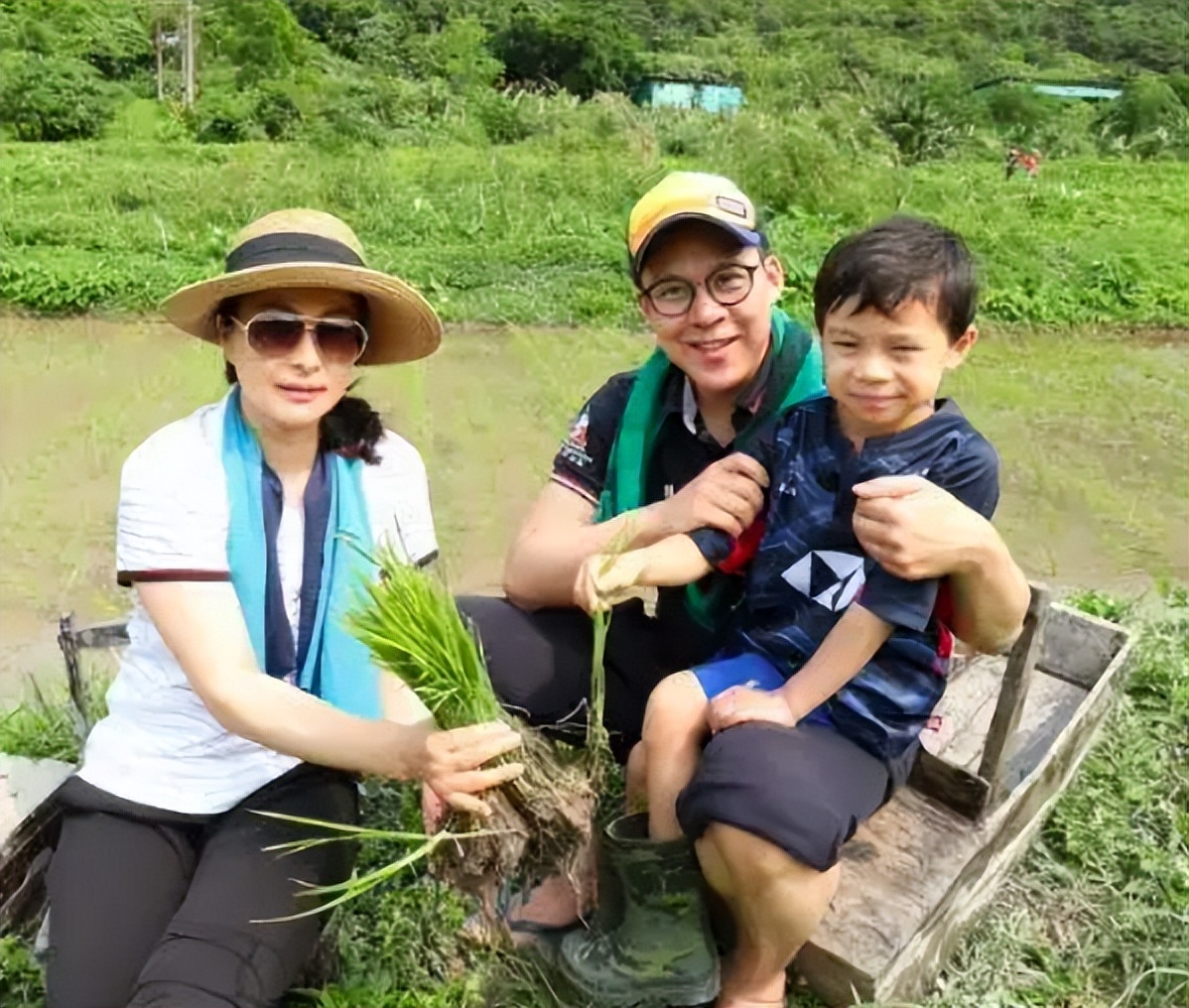 郭晶晶|郭晶晶一家五口公园赏月!女儿穿旧衣十分朴素,无保镖助理太低调