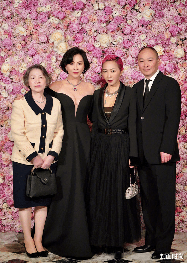 刘嘉玲 被刘嘉玲的“优雅黑”征服了，穿泡泡袖配红唇薄纱，太显气质了