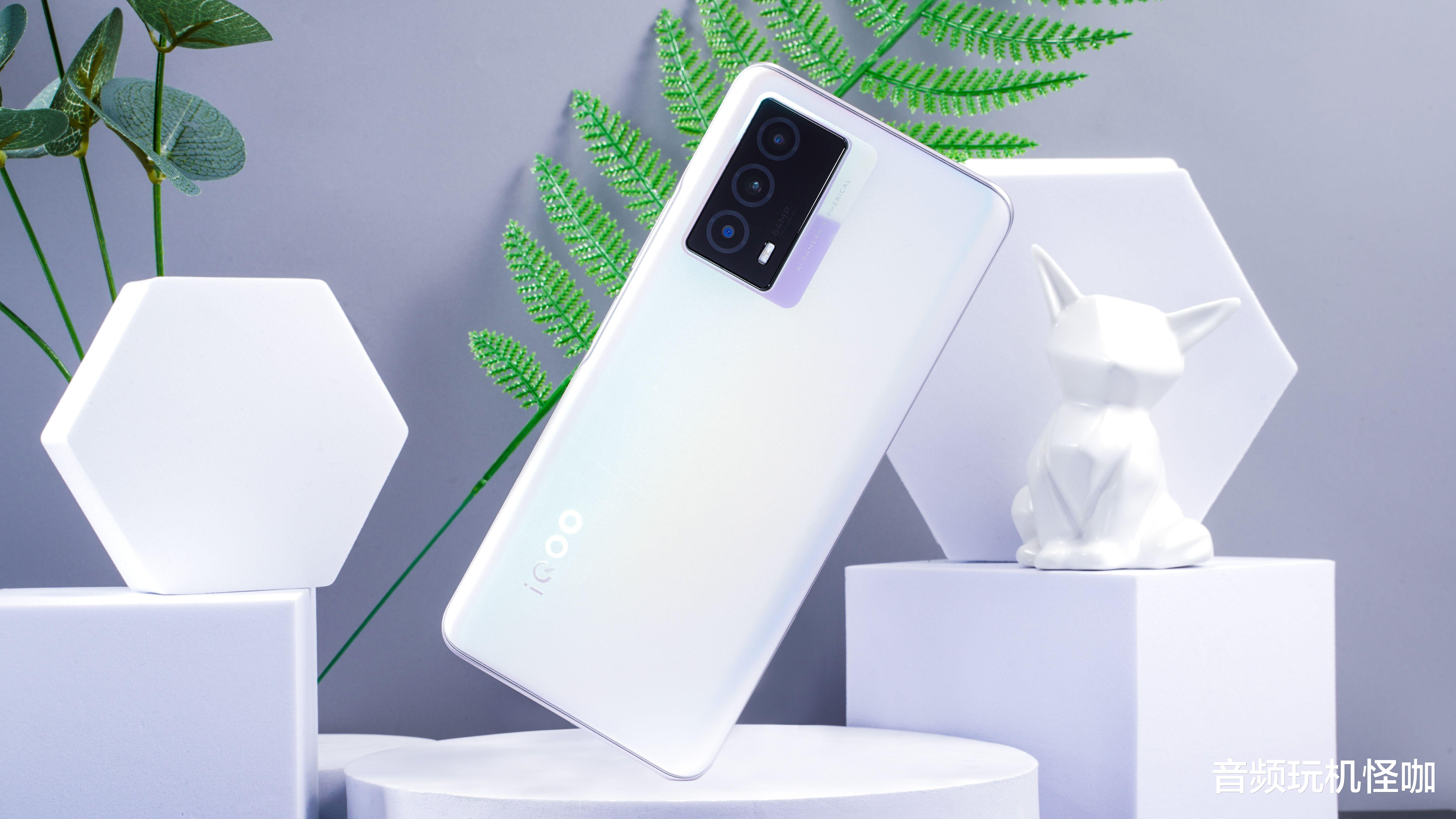 iqoo|LCD党狂喜,千元价格,旗舰体验的游戏利器