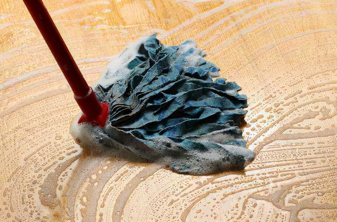 拖地只用“清水”,等于白拖!教你正确做法,地板光亮如新