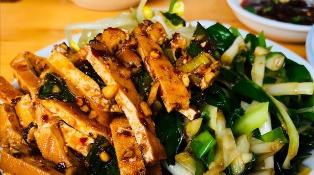 古镇|四川小伙带女朋友出游，在千年古镇上点了2荤1素，姑娘说了2个字