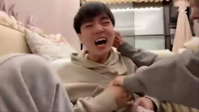 |Letme跟美女玩“掰脚趾”，被少奶奶逮个正着，AJ上演顶级助攻