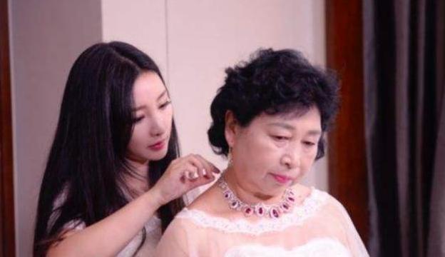 刘亦菲|柳岩：亲情和爱情都有泪，“性感”只是人设，拼命赚钱才有安全感