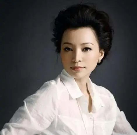 明星素颜|百亿富豪丈夫破产，儿子入美籍成了笑话，董卿的豪门梦为何“碎了一地”？