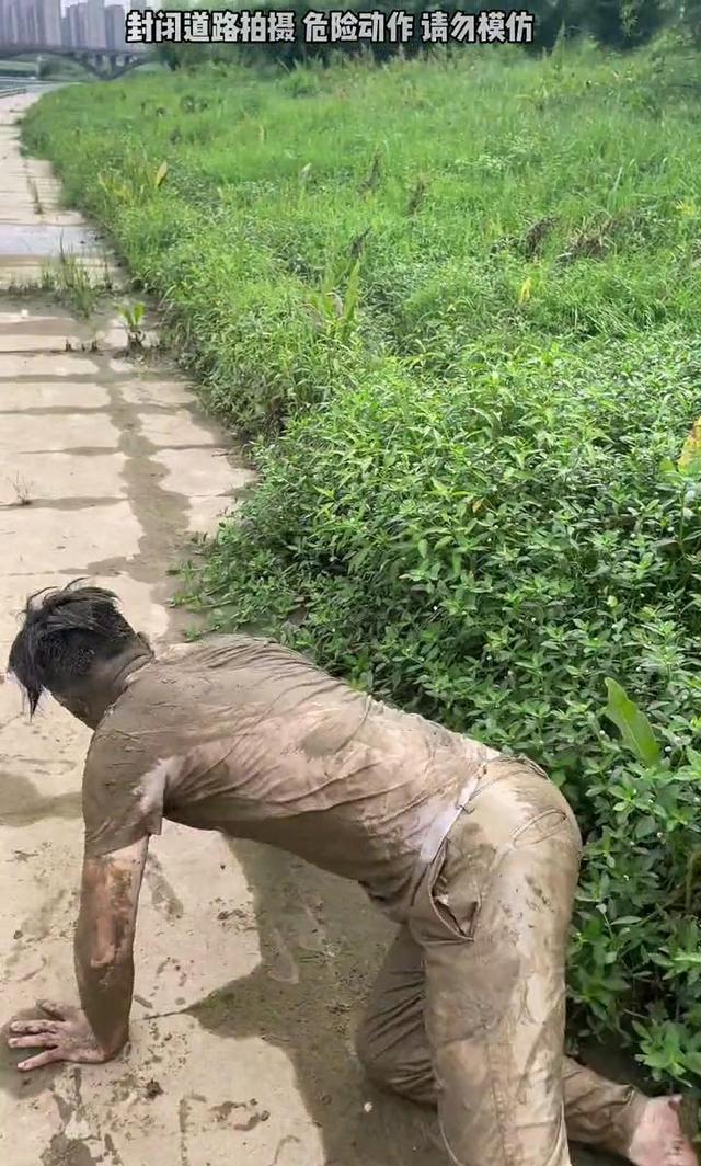 |男子骑电瓶车带新女友去钓鱼，走近路却让2人摔得疼，女友：分手