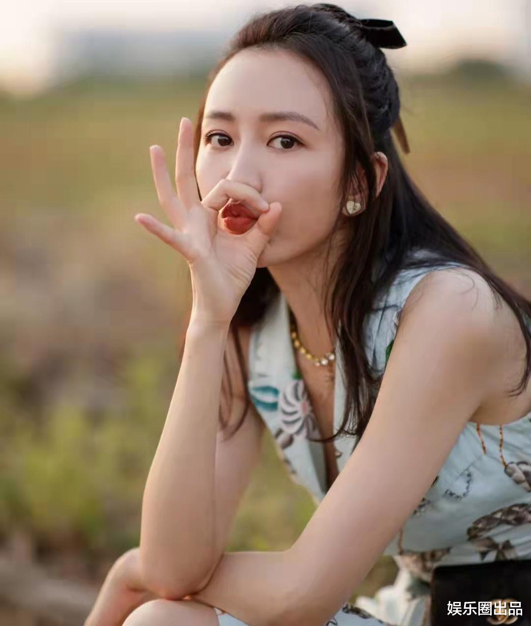 王鸥|王鸥坐在路边拍大片,“嘟嘴卖萌”惹争议,被指“不雅观”