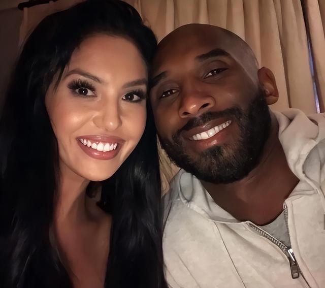 瓦妮莎 40岁瓦妮莎晒近照！减肥成功明显瘦了，一袭黑色长裙不输19岁女儿