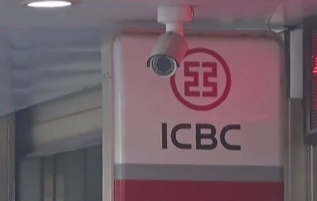 武汉女大学生检查发现银行卡余额多了31万,银行:就是你的