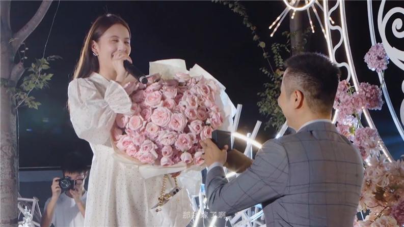 王思聪|王思聪又一前女友嫁了！鸽子蛋钻戒造价不菲，穿平底鞋疑奉子成婚