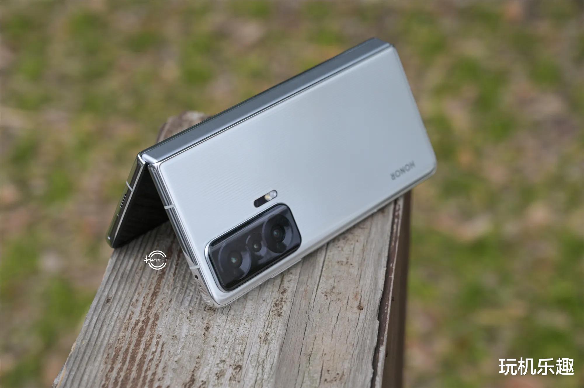 华为荣耀|买荣耀Magic V送茅台飞天酒？这波操作堪称一绝