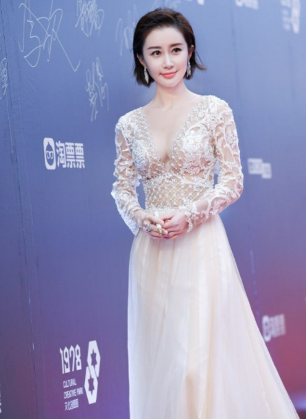 舒畅|舒畅海边度假照曝光，低领吊带裙曲线太美，清纯人设彻底崩塌