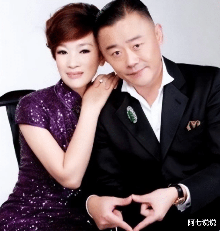 周立波|周立波:两段婚姻三个子女没一个亲生,和富婆胡洁的婚姻幸福吗?