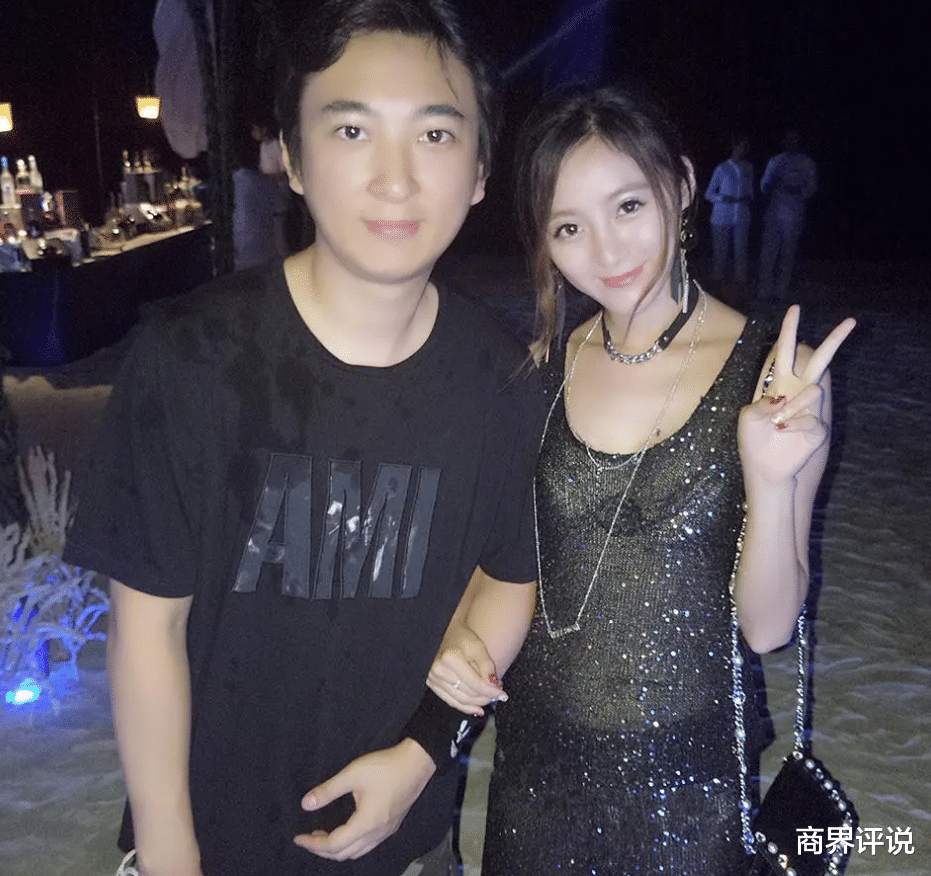 王思聪|父亲坐拥千亿，王思聪却带朋友街头吃烧烤，亏了20亿也是自己承担