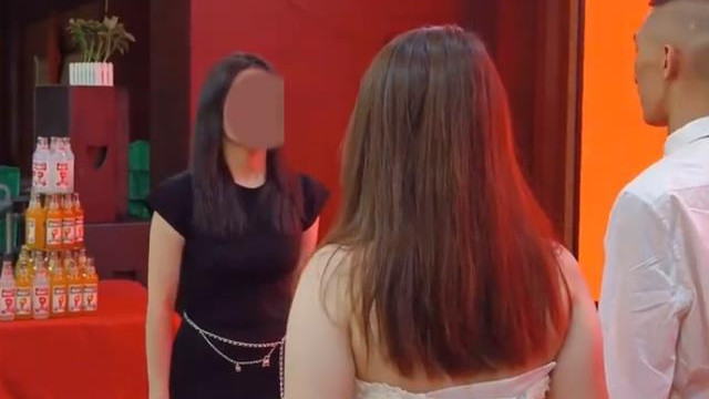 广东一新娘婚纱绊倒男方亲戚，被要求下跪道歉，婆婆当众发飙退婚