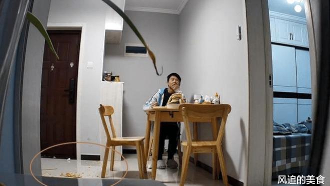 女子摔碗嫌弃丈夫穷，儿子默默扫地，网友：别作！