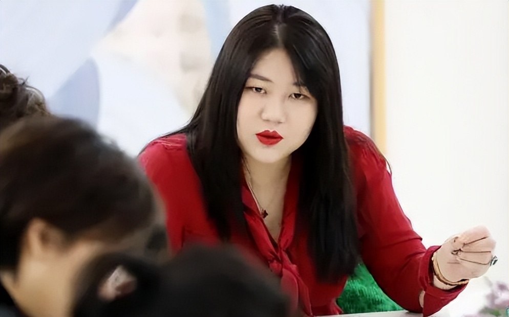 杨天真|“顶级富婆”杨天真：爱马仕包当垃圾随意踩，跨行直播一天赚700万