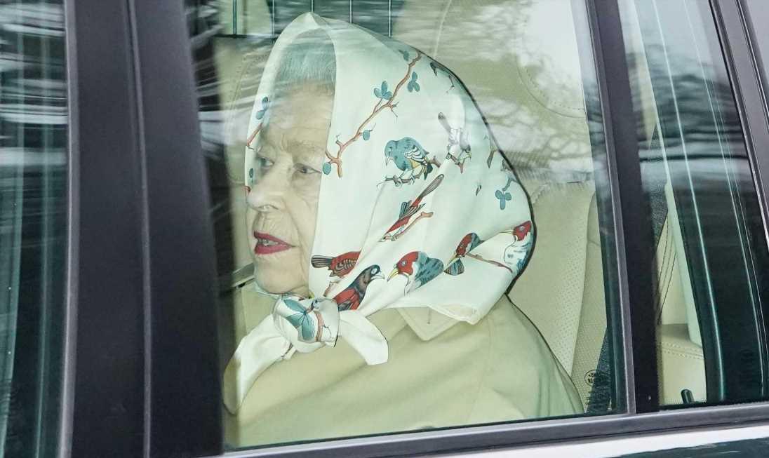 菲利普亲王 96岁女王乘车遛弯,看着消瘦了不少,戴花头巾涂大红唇人老心不老