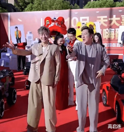 陈浩民|陈浩民孙耀威同台捞金,三伏天穿西装跳舞,网友直呼:明星跑龙套,皮不笑肉不笑!