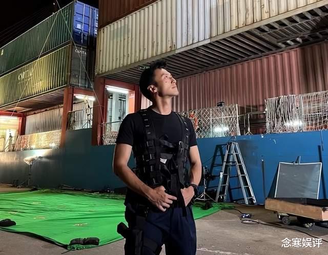 谢霆锋|谢霆锋深夜晒出右手受伤照，手背满是伤痕疮疤，红肿破裂不忍直视