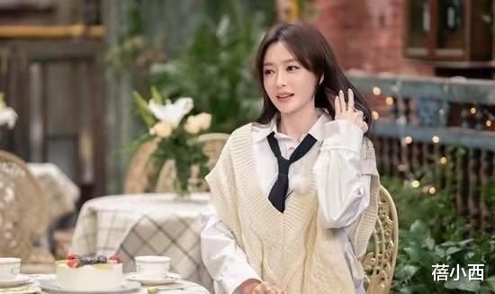 秦岚|“秦岚”真是越来越会打扮了,拼接外套搭牛仔裤,个性有范还时髦