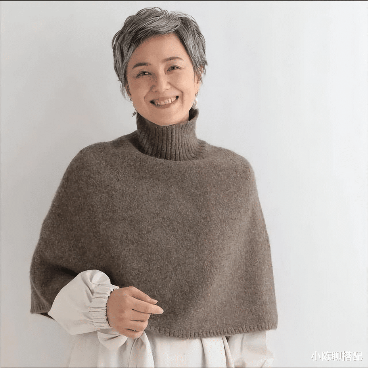 发型 60+的女人，今年流行白发“不染”，这几款白发造型，时髦又洋气